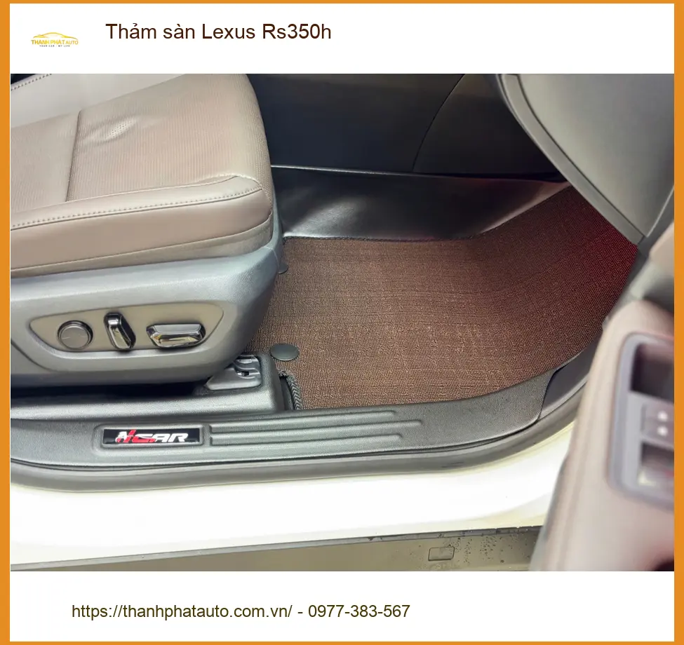 Anh Duy thay thảm sàn Lexus Rs350h tại Quận 7 sau nhiều lần bị ướt mưa