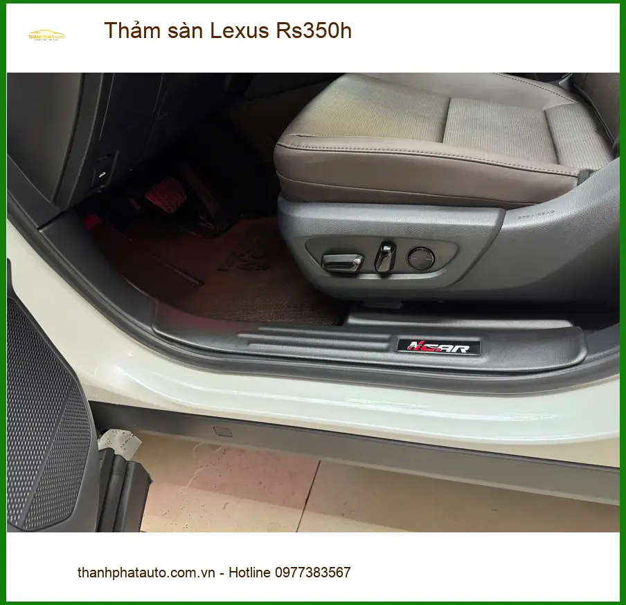 Chị Hoa thay thảm sàn Lexus RS350h Quận 3 để dễ vệ sinh nội thất