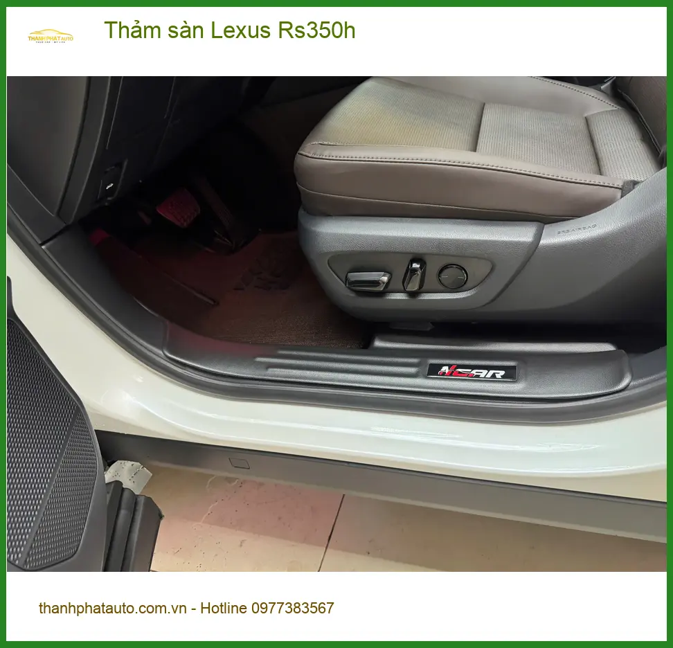 Chị Thảo lắp thảm sàn cao cấp cho Lexus RS350h ở Quận Tân Bình, xe sang phải dùng đồ xịn
