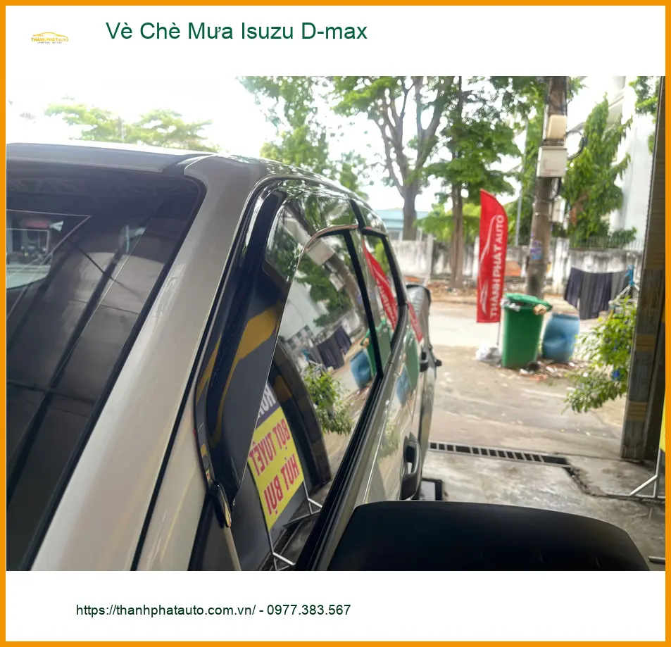 Anh Minh lắp Vè Che Mưa Isuzu D-max Quận 11 để không bị tạt nước khi hé cửa trời mưa ảnh thực tế 2