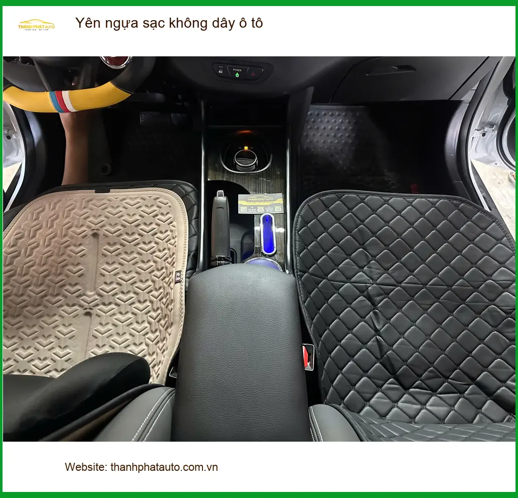 Chị Lan Anh lắp yên ngựa sạc không dây ô tô Hyundai Grand i10 tại Bình Thạnh tiện lợi