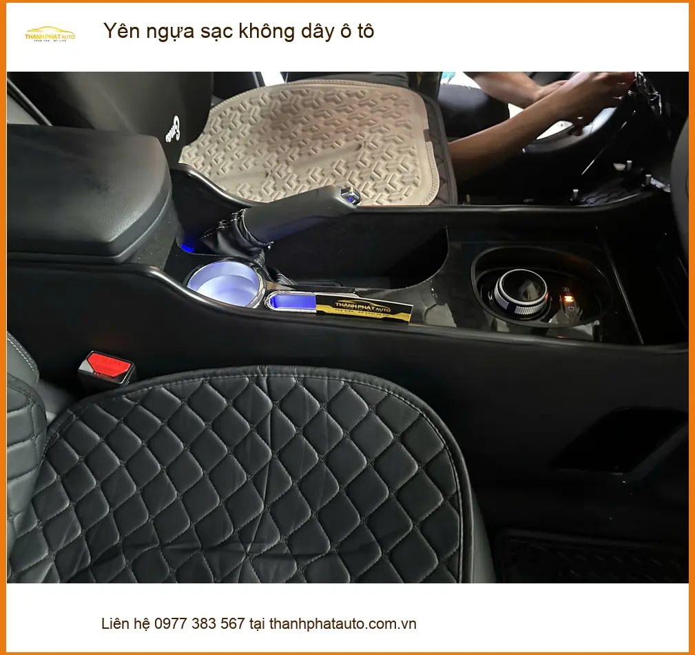 Chị Lan Anh lắp yên ngựa sạc không dây ô tô Hyundai Grand i10 tại Bình Thạnh tiện lợi ảnh thực tế 2