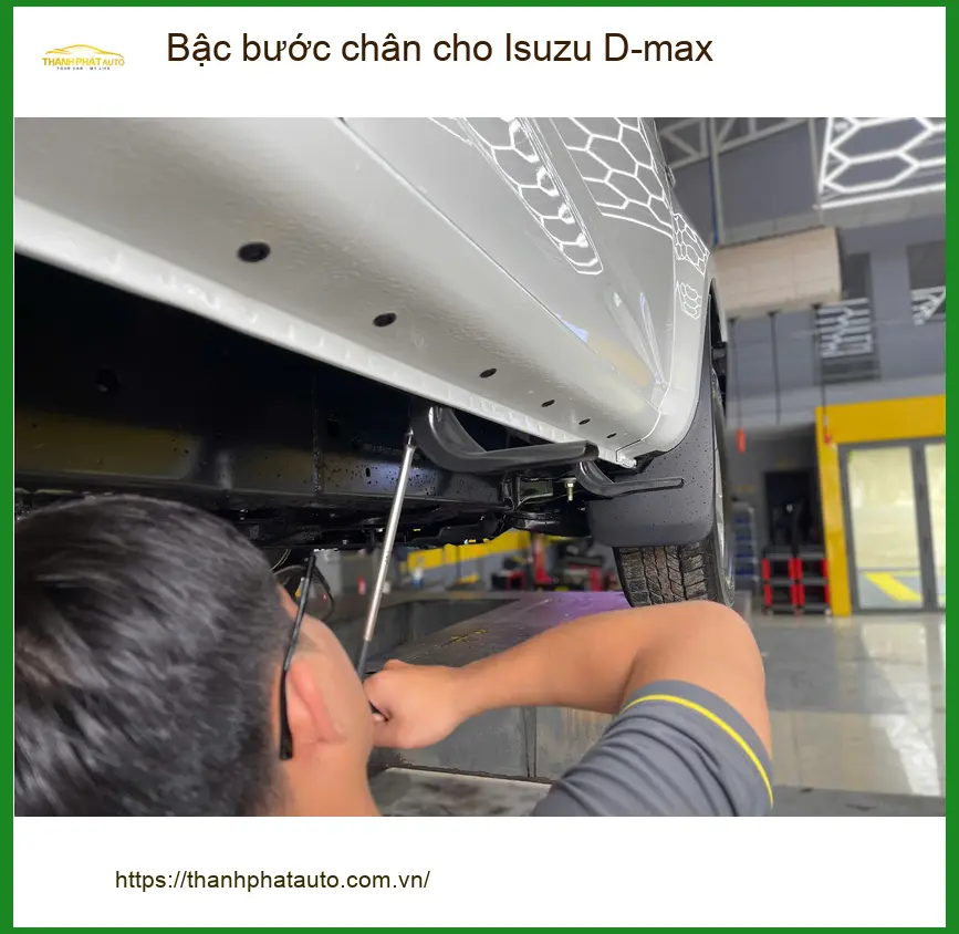 Chị Thanh lắp bậc bước chân cho Isuzu D-max tại Cần Giờ để xe trông mạnh mẽ hơn