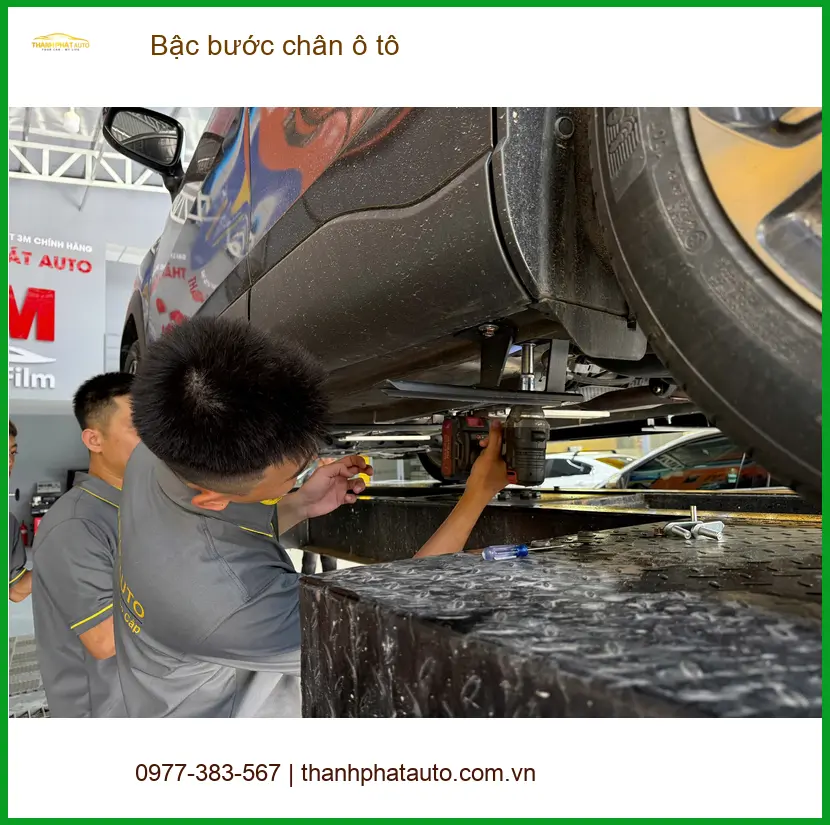 Chị Hà Lắp Bậc Bước Chân Ô Tô Cho Ford Everest Tại Quận 1