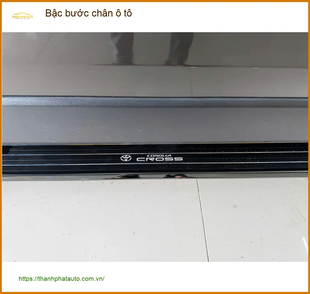 Anh Quân lắp bậc bước chân ô tô VinFast Lux SA2.0 tại Quận 6 giúp người lớn tuổi dễ dàng lên xuống ảnh thực tế 2