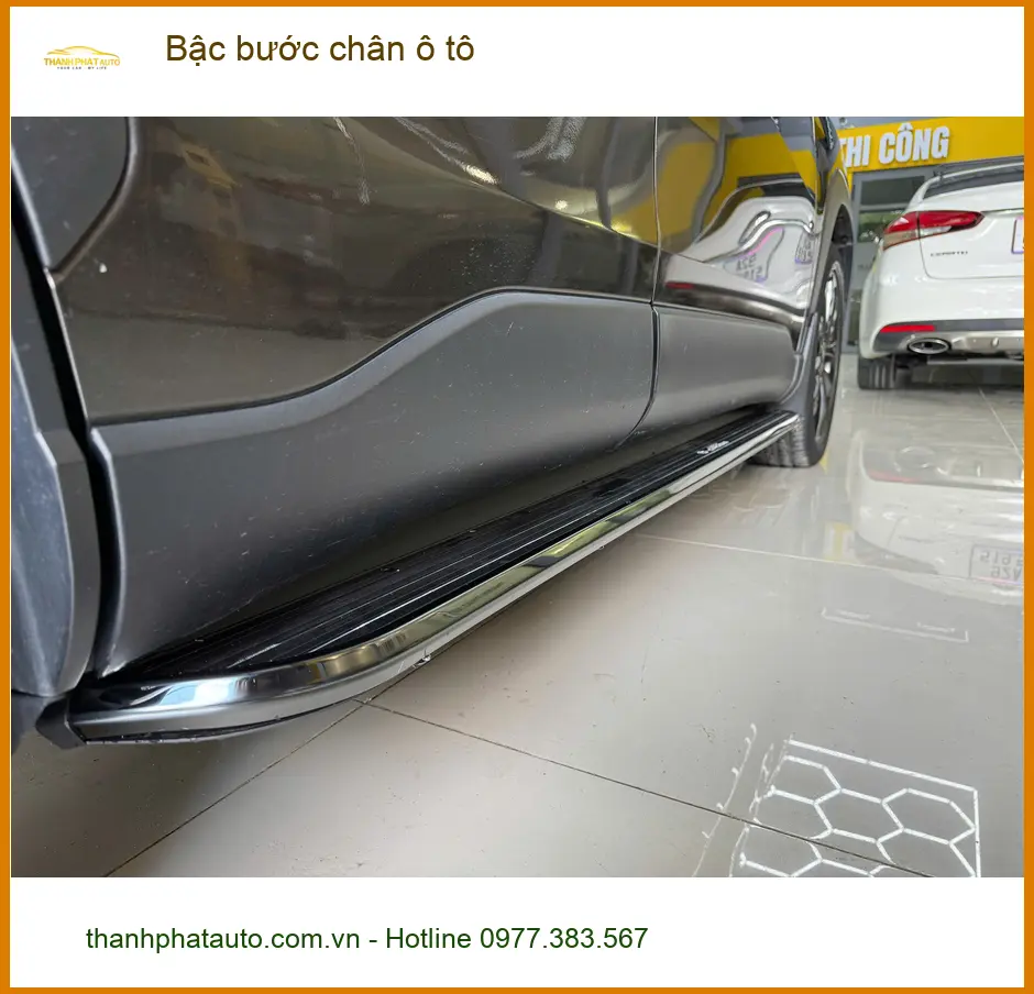 Anh Quân lắp bậc bước chân ô tô VinFast Lux SA2.0 tại Quận 6 giúp người lớn tuổi dễ dàng lên xuống ảnh thực tế 4