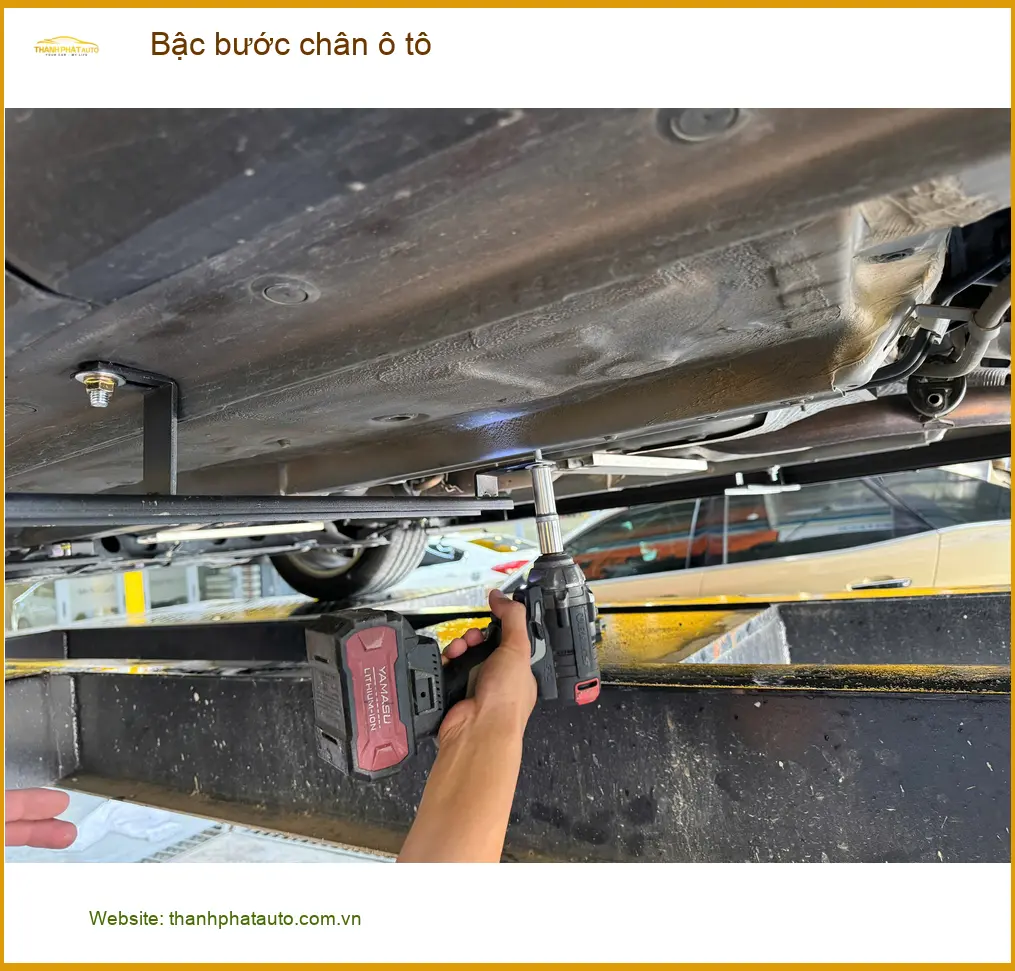 Chị Thảo lắp bậc bước chân ô tô Hyundai Santa Fe tại Quận 4 cho gia đình dễ lên xuống
