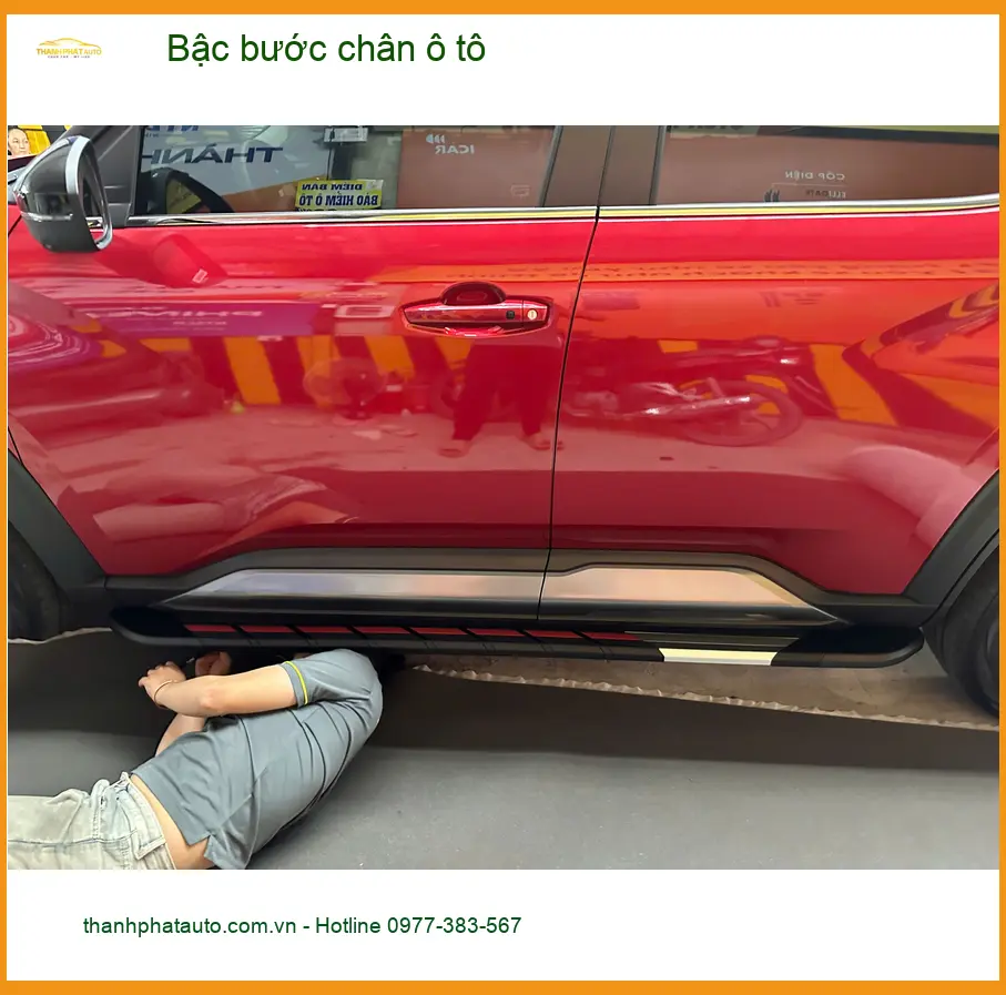 Chị Lan Anh lắp Bậc bước chân ô tô VinFast Lux SA2.0 ở Quận 6