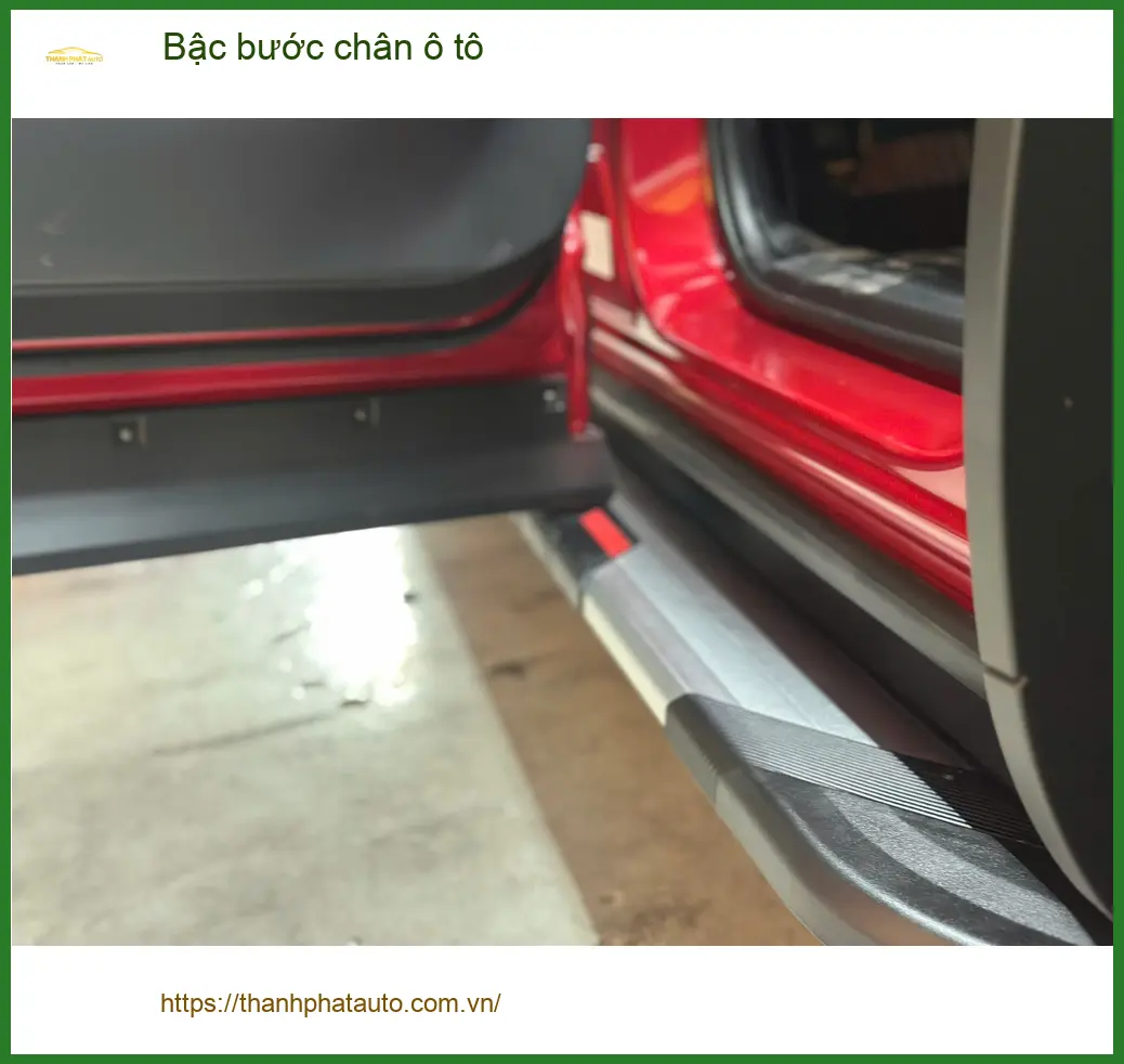 Chị Thảo gắn bậc bước chân cho Hyundai Santa Fe tại Quận Bình Tân