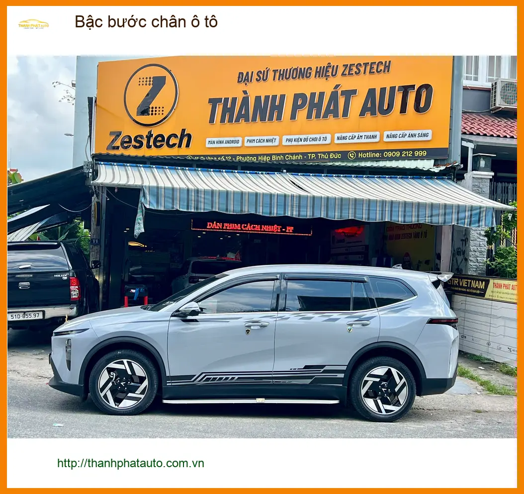 Anh Khoa lắp bậc bước chân ô tô cho Sorento tại Quận 3 vì gia đình có trẻ nhỏ.