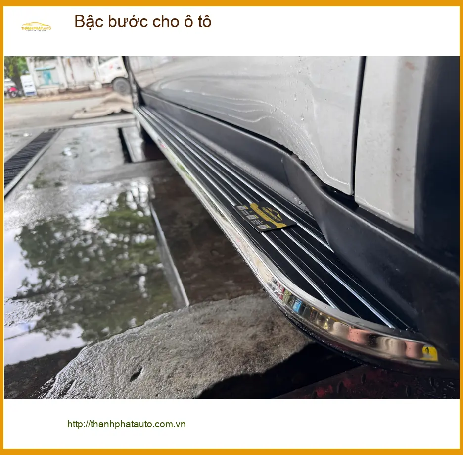 Ông Thắng lắp bậc bước cho Ford Everest ở Củ Chi tiện cho gia đình