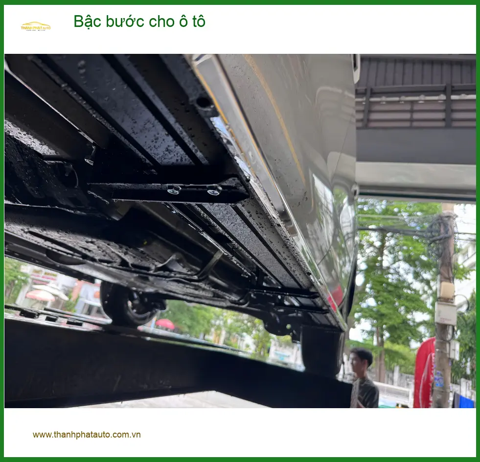 Ông Thắng lắp bậc bước cho Ford Everest ở Củ Chi tiện cho gia đình ảnh thực tế 4