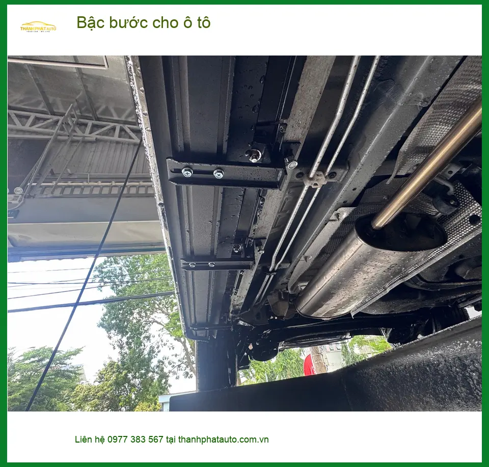 Chị Yến lắp bậc bước cho Toyota Fortuner ở Quận 11, xe thêm tiện nghi