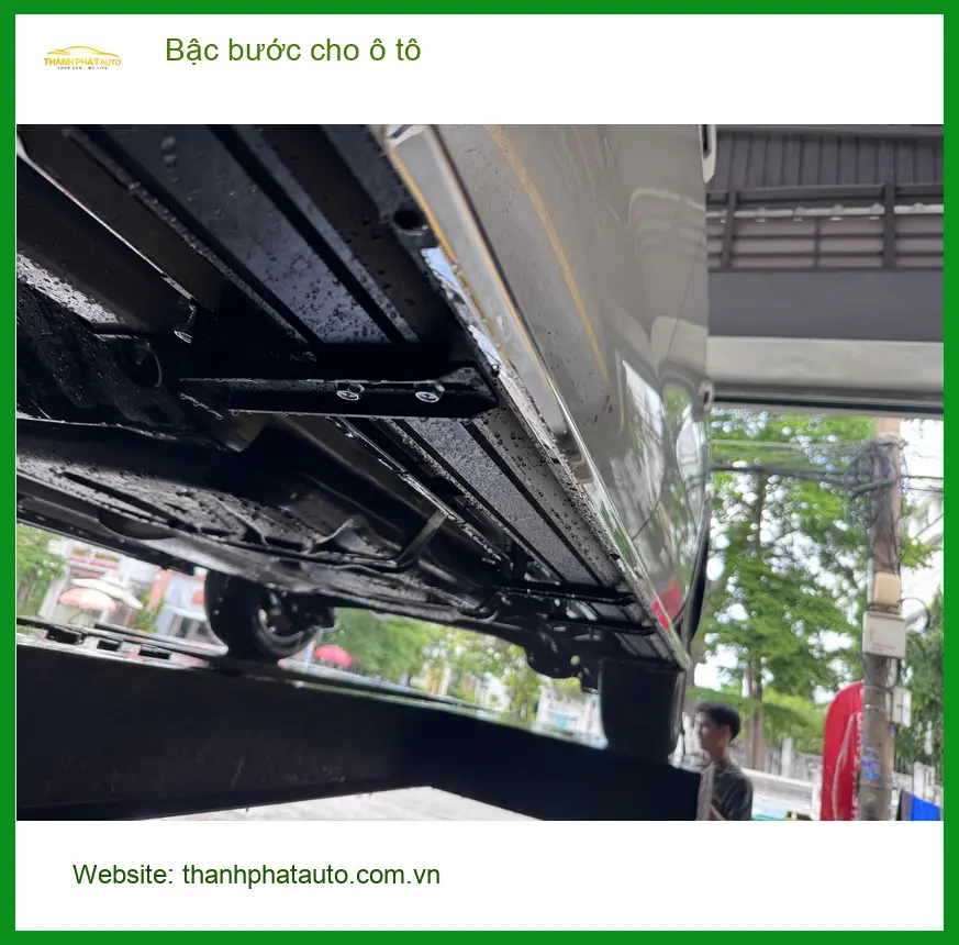 Chị Yến lắp bậc bước cho Toyota Fortuner ở Quận 11, xe thêm tiện nghi ảnh thực tế 2