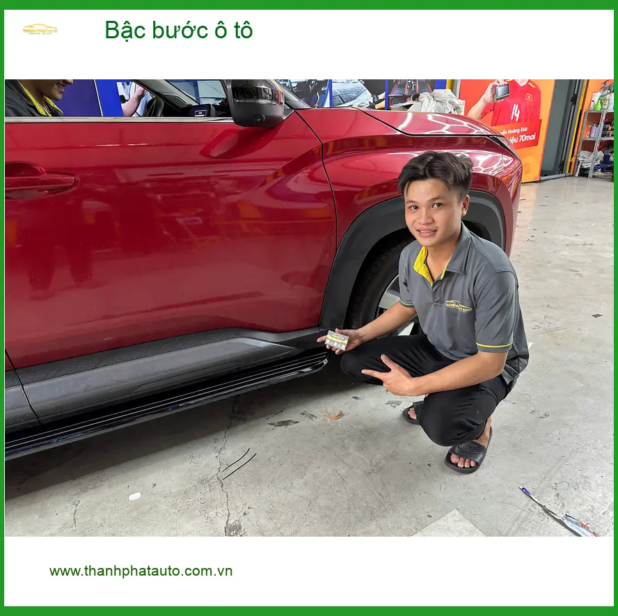 Anh Duy lắp bậc bước ô tô cho Hyundai SantaFe tại Quận 9 để tiện lên xuống xe cho gia đình