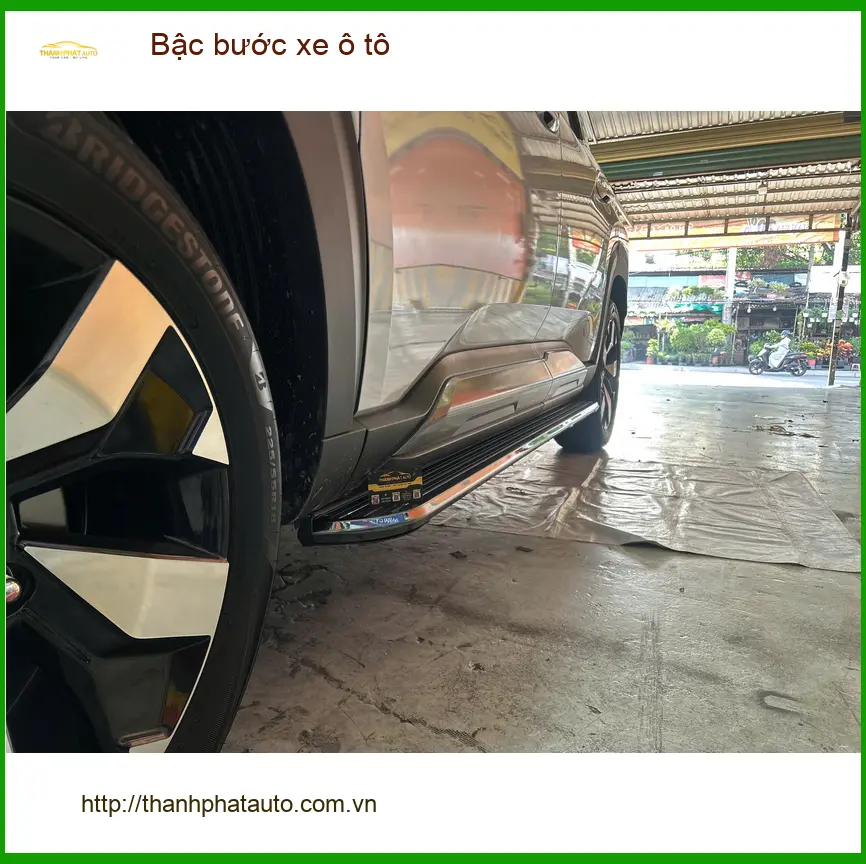 Anh Đức Bảo lắp bậc bước xe ô tô Kia Sorento cho gia đình tại Quận 11.