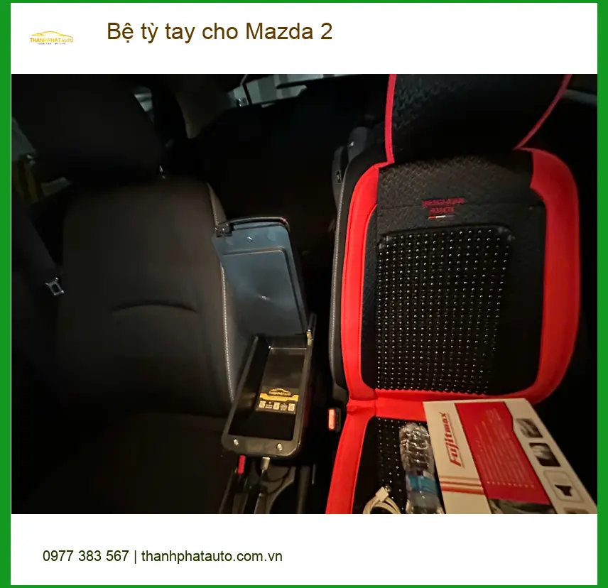 Anh Minh lắp bệ tỳ tay cho Mazda 2 tại Gò Vấp để lái xe thoải mái hơn