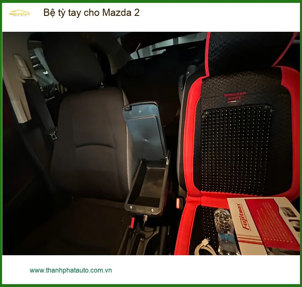 Chị Thảo lắp bệ tỳ tay Mazda 2 tại Hóc Môn để lái xe đỡ mỏi