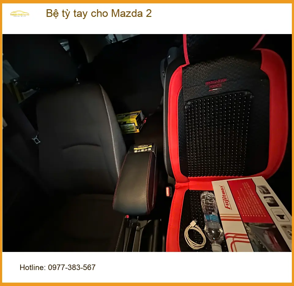Anh Dũng lắp bệ tỳ tay cho Mazda 2 tại Quận Tân Bình để lái xe thoải mái hơn