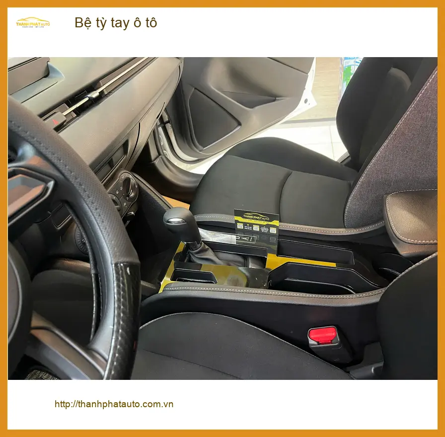 Chị Quỳnh Hương lắp bệ tỳ tay ô tô cho Hyundai Accent để thoải mái hơn khi lái xe ở Quận Tân Phú