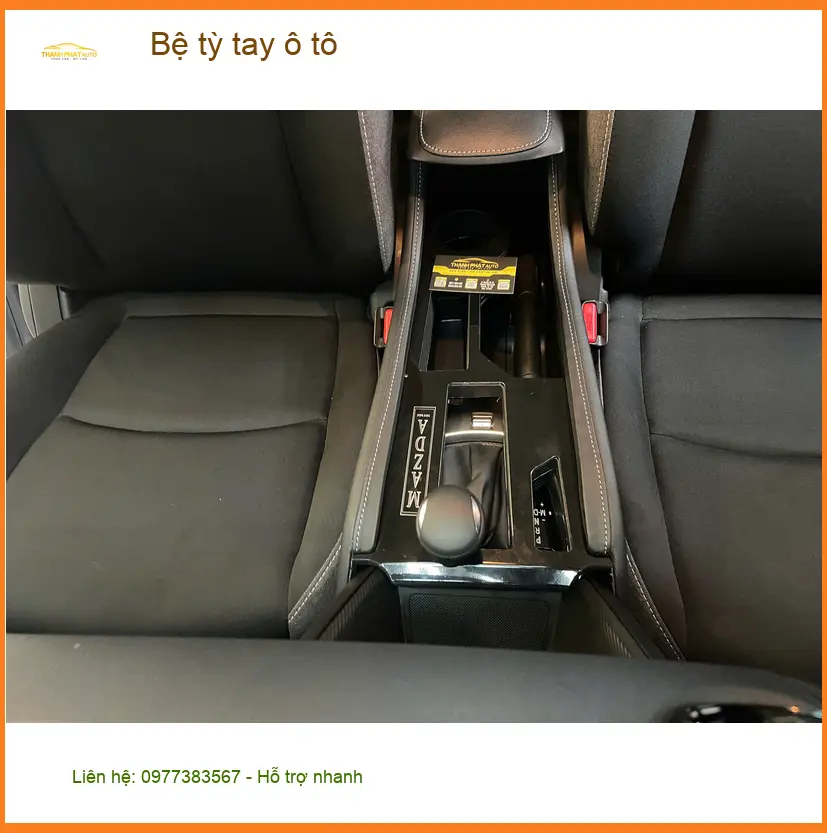 Chị Lan Anh lắp bệ tỳ tay ô tô Honda HR-V tại Quận 6 đỡ mỏi tay