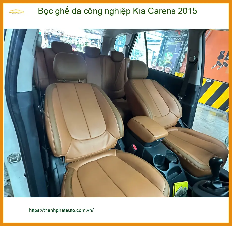 Cô Thảo bọc ghế da công nghiệp Kia Carens 2015 tại Bình Thạnh để tân trang nội thất