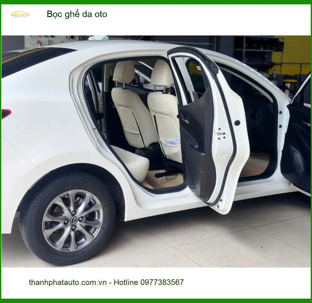 Chú Quang bọc ghế da ô tô Toyota Corolla Cross tại Quận 2 muốn nội thất sang trọng hơn ảnh thực tế 2