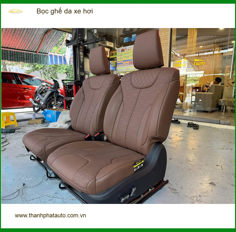 Chú Lợi bọc ghế da xe hơi Hyundai Santa Fe tại Quận 11 vì ghế cũ đã sờn rách nhiều
