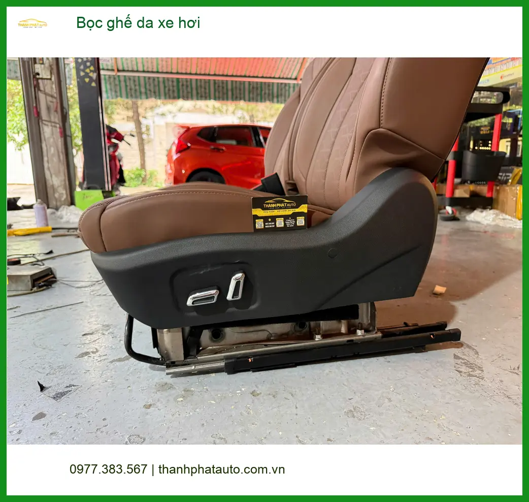 Chú Lợi bọc ghế da xe hơi Hyundai Santa Fe tại Quận 11 vì ghế cũ đã sờn rách nhiều ảnh thực tế 2