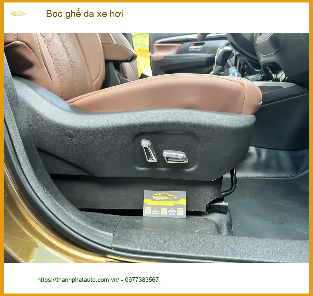 Chú Thành bọc ghế da xe hơi Honda CRV tại Quận 3 để nội thất sang trọng hơn