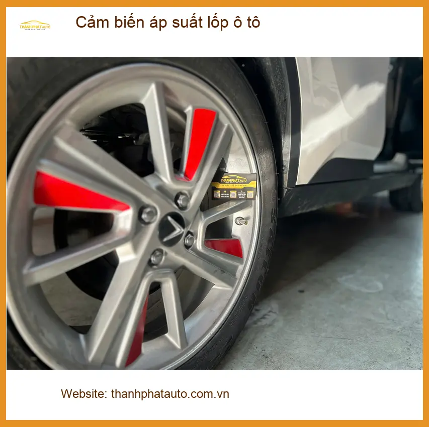 Cô Liên lắp cảm biến áp suất lốp cho Hyundai Kona tại Quận 7 để an tâm di chuyển.