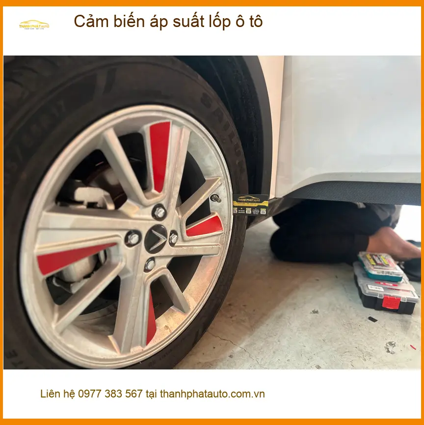 Cô Liên lắp cảm biến áp suất lốp cho Hyundai Kona tại Quận 7 để an tâm di chuyển. ảnh thực tế 2