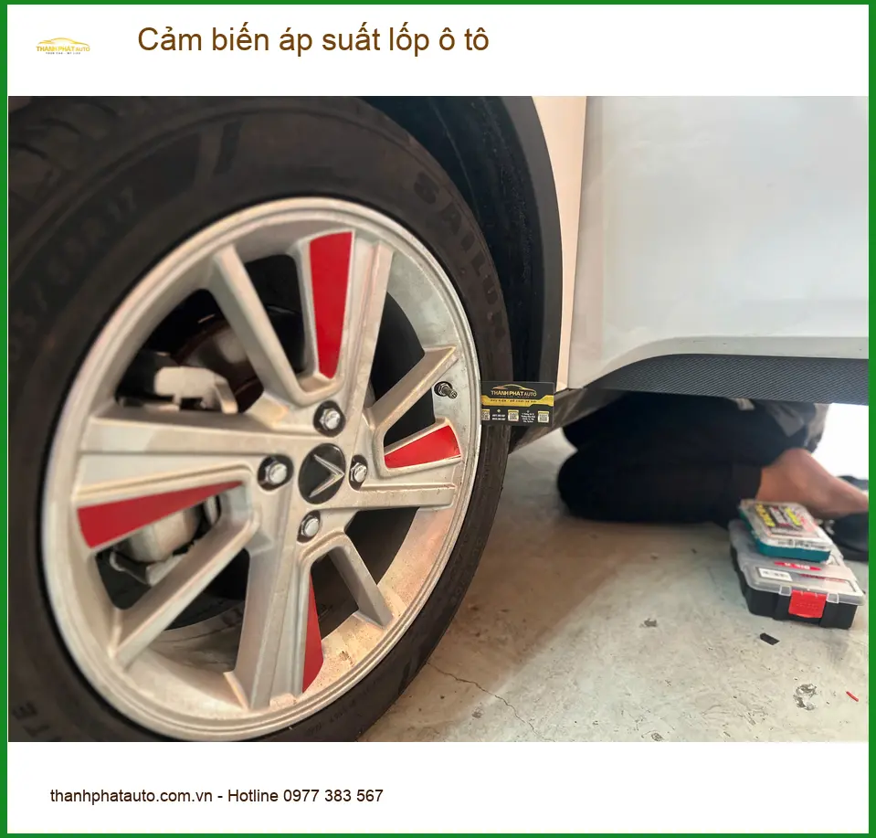 Cô Thảo lắp cảm biến áp suất lốp cho Honda CRV để an tâm lái xe tại Quận 2