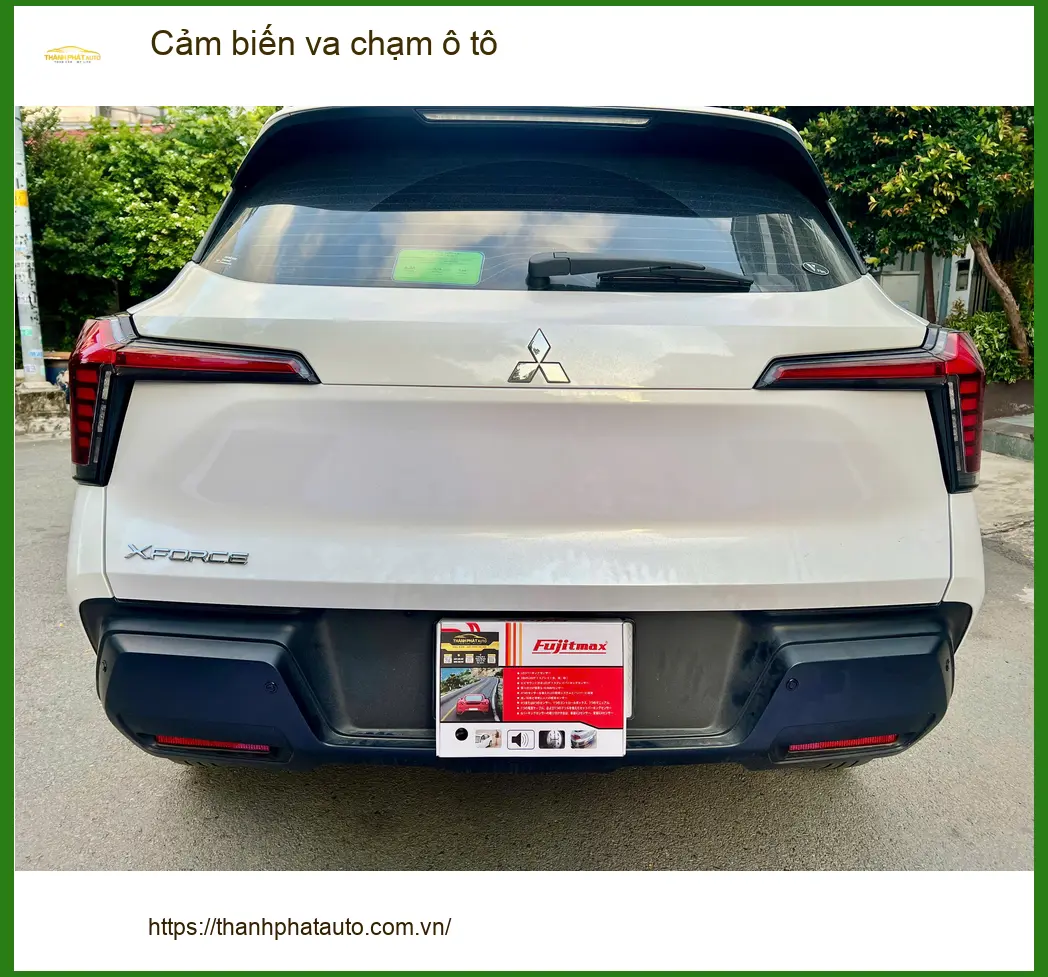 Chị Mai Anh lắp cảm biến va chạm ô tô cho Honda CRV ở Quận 9