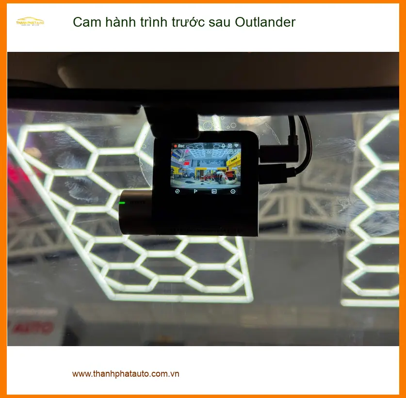 Chị Mai lắp cam hành trình trước sau Outlander tại Quận Tân Bình ghi lại hành trình rõ nét