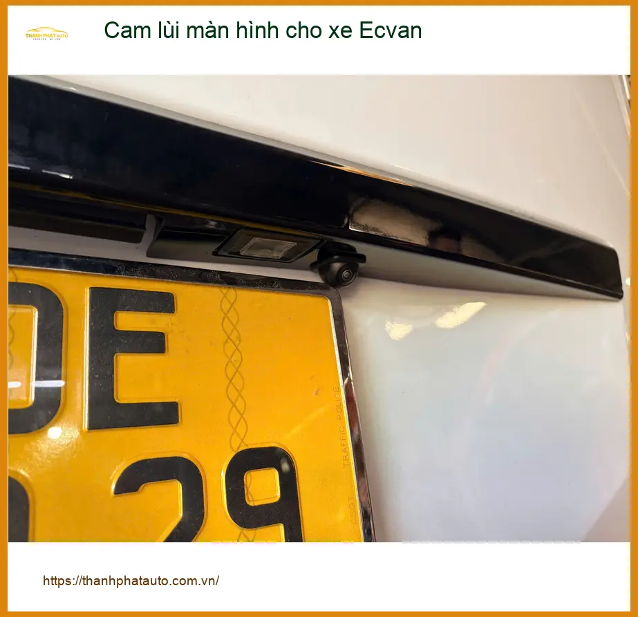 Anh Quang lắp cam lùi màn hình cho xe Ecvan Quận Tân Bình để lùi xe an toàn hơn. ảnh thực tế 2