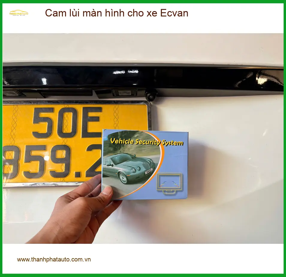 Chị Thúy Diễm lắp cam lùi màn hình cho xe Ecvan tại Quận 6 để đậu xe dễ dàng