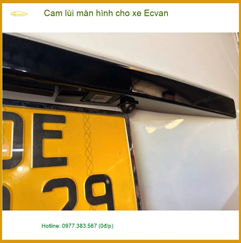Chị Loan lắp cam lùi màn hình cho xe Ecvan tại Củ Chi để lái xe an toàn hơn ảnh thực tế 2