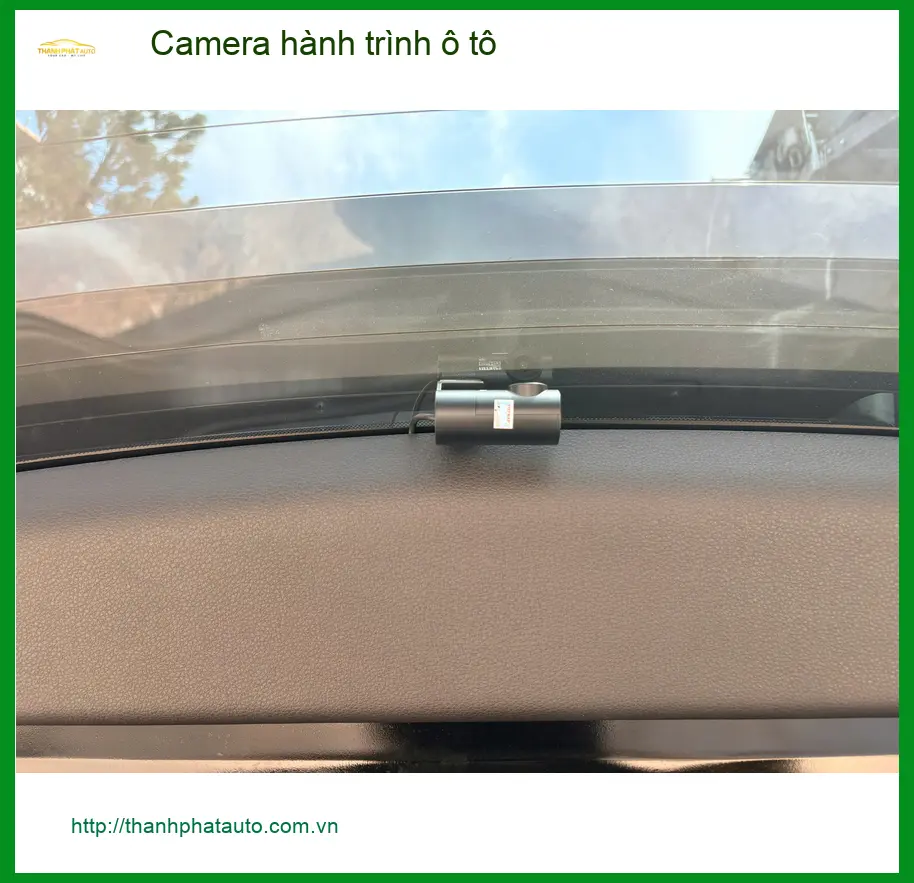 Chú Hùng lắp camera hành trình ô tô cho Mitsubishi Outlander tại Quận 10 để yên tâm lái xe