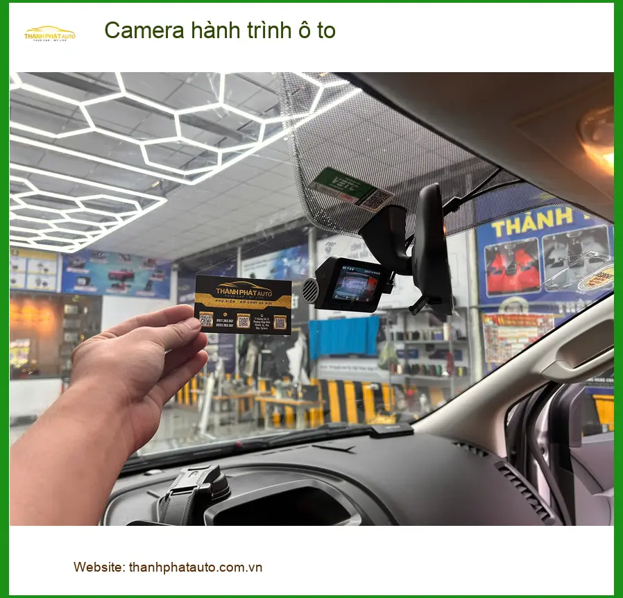 Cô Lan Anh lắp Camera hành trình ô tô Honda CRV tại Quận 6 uy tín