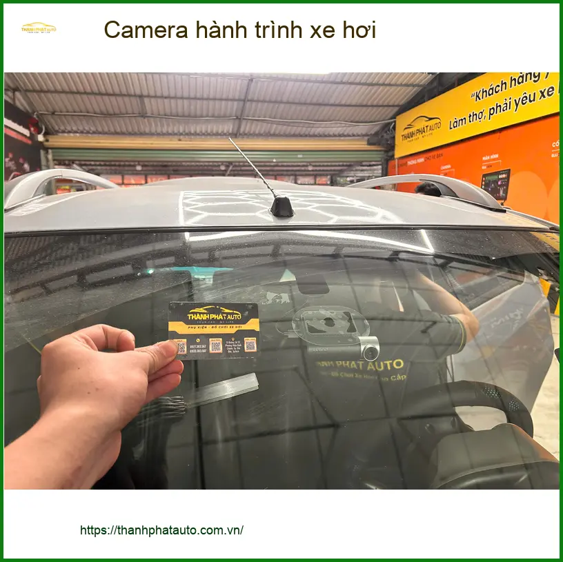 Chú Bảo Long lắp camera hành trình xe hơi Honda CRV uy tín tại Quận Phú Nhuận.