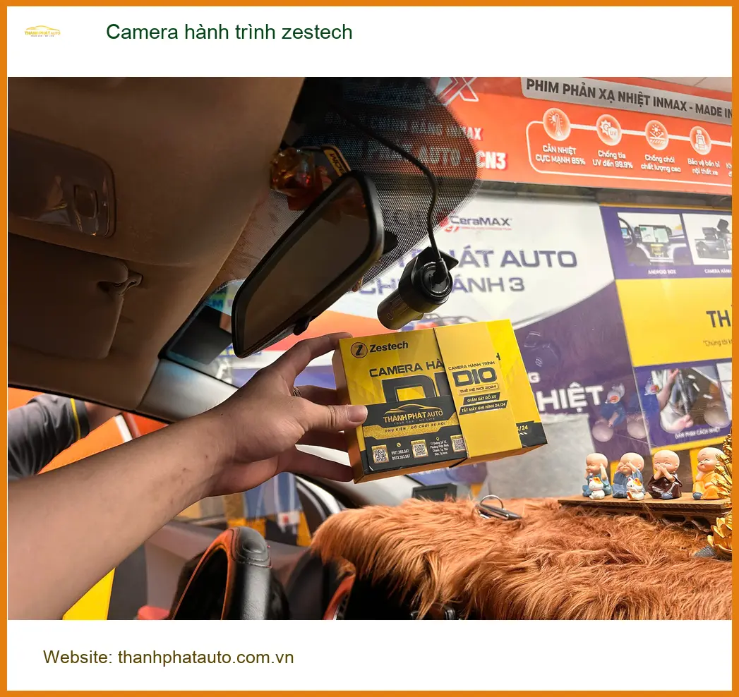 Chị Thảo lắp Camera hành trình Zestech cho Honda CRV tại Quận 4 để ghi lại hành trình rõ nét