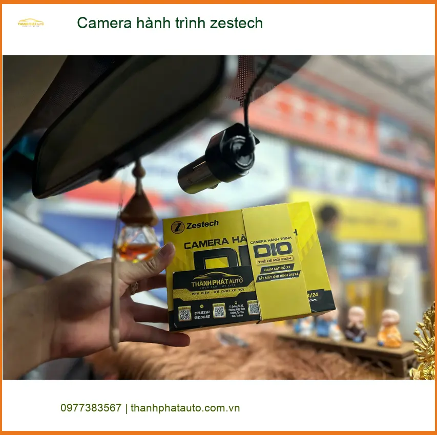 Chị Thảo lắp Camera hành trình Zestech cho Honda CRV tại Quận 4 để ghi lại hành trình rõ nét ảnh thực tế 2