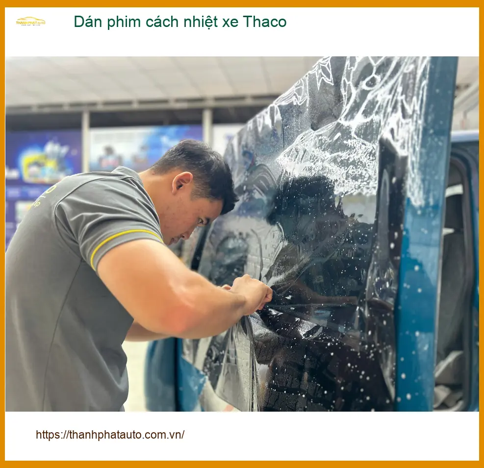 Chú Minh dán phim cách nhiệt xe Thaco Frontier tại Quận 3 đón hè oi bức ảnh thực tế 2