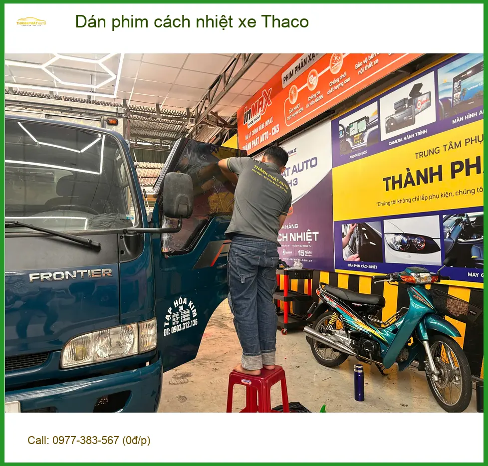 Chú Minh dán phim cách nhiệt xe Thaco Frontier tại Quận 3 đón hè oi bức ảnh thực tế 3