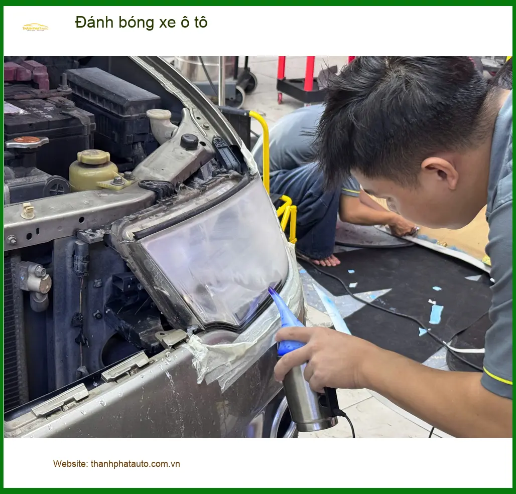 Chị Thanh Thảo đánh bóng xe Hyundai Elantra tại Quận 6 sau nhiều vết xước dăm