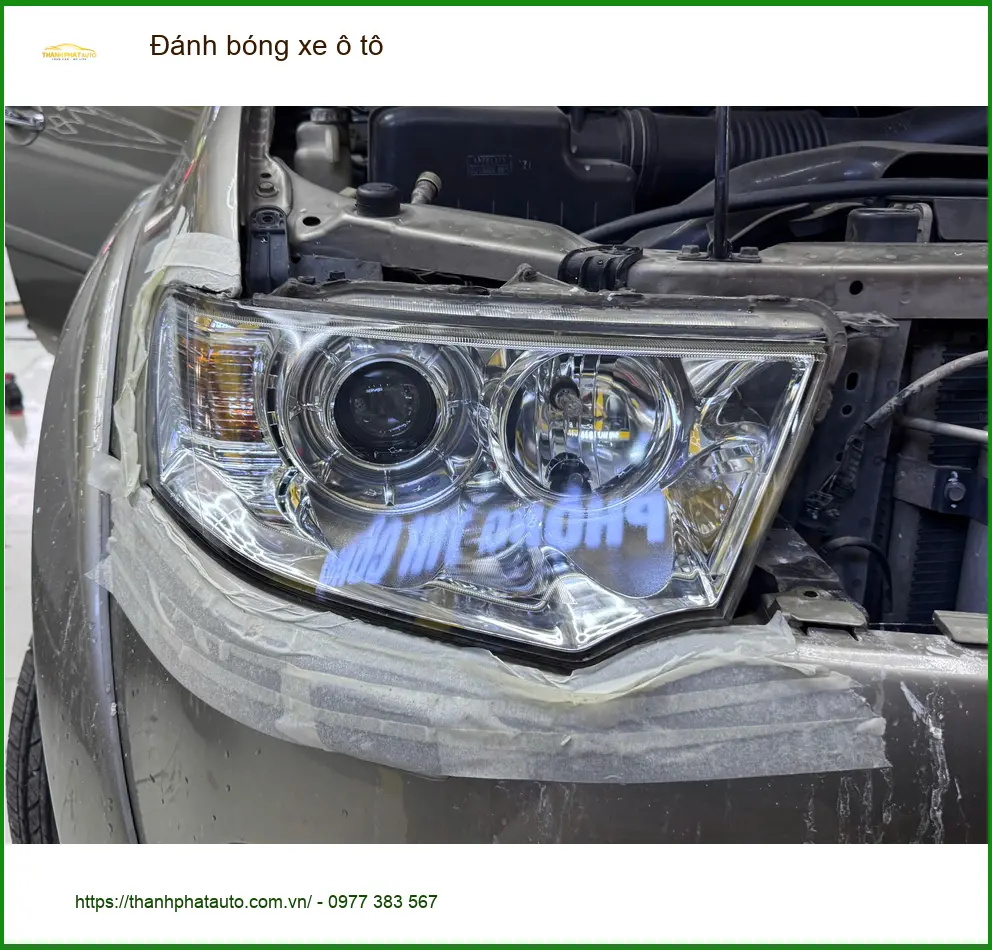Chị Thảo đánh bóng xe Mercedes C200 tại Quận 1 vì xe bị nhiều vết xước nhỏ