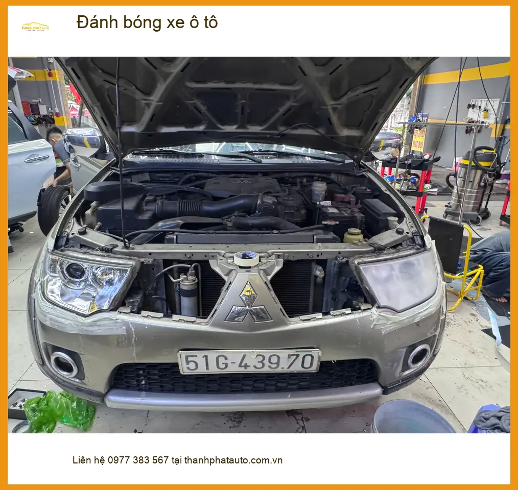 Chị Thảo đánh bóng xe Mercedes C200 tại Quận 1 vì xe bị nhiều vết xước nhỏ ảnh thực tế 3