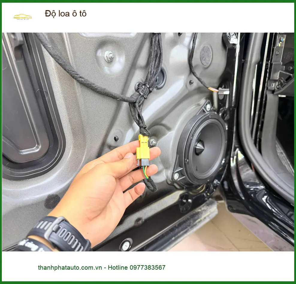 Anh Hoàng Minh độ loa ô tô cho Hyundai Santa Fe tại Quận 2 vì loa zin nghe không hay ảnh thực tế 2
