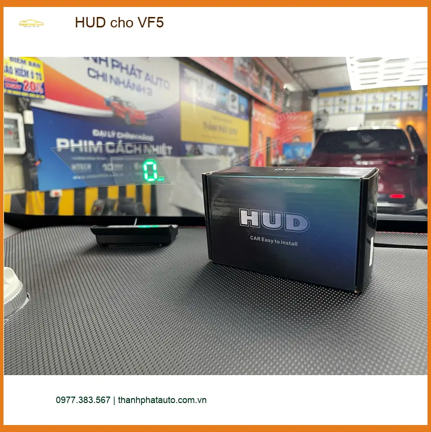 Anh Minh lắp HUD cho VF5 tại Quận Phú Nhuận để theo dõi thông tin lái xe tiện lợi hơn